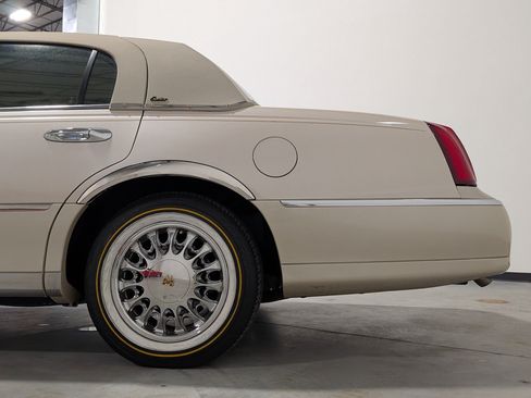 Used 2001 Lincoln Town Car Cartier RWD image 35