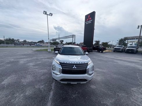 Used 2023 Mitsubishi Outlander SE FWD image 3