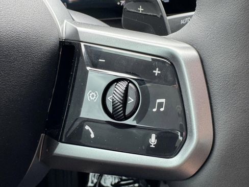 Used 2025 BMW 550e xDrive w/ Premium Package image 26