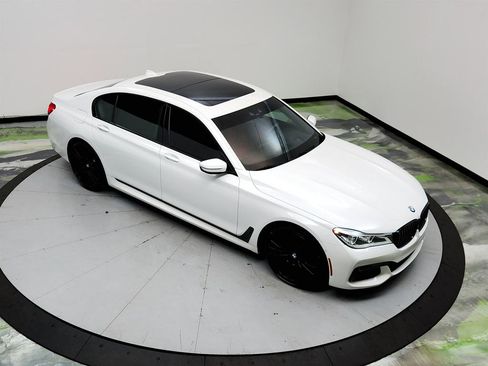 Used 2018 BMW 750i xDrive image 35