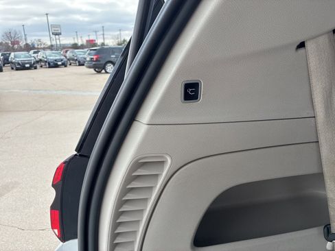 Used 2022 Chrysler Pacifica Touring-L image 6