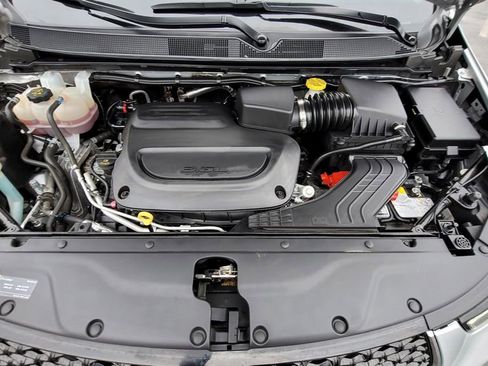 Used 2024 Chrysler Pacifica Touring-L image 17