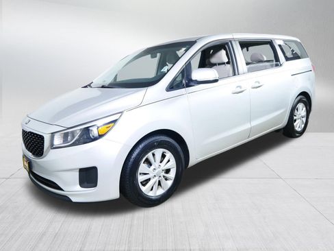 Used 2017 Kia Sedona L image 3