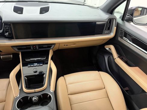 Certified 2025 Porsche Cayenne AWD/4WD image 31