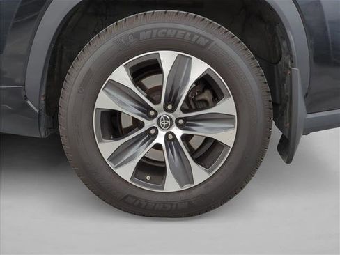Used 2021 Toyota Highlander XLE image 6