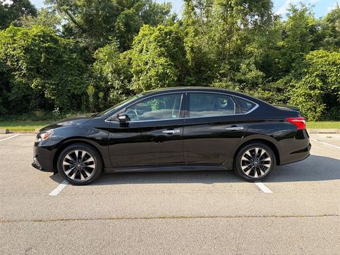 Used 2018 Nissan Sentra SR w/ Technology Package FWD image 2