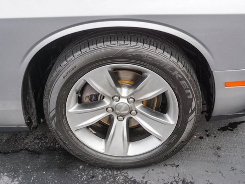 Used 2016 Dodge Challenger SXT image 9