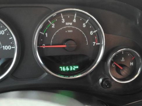 Used 2016 Jeep Wrangler Rubicon w/ Power Convenience Group image 24