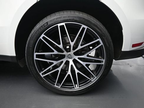 Certified 2022 Porsche Macan image 9