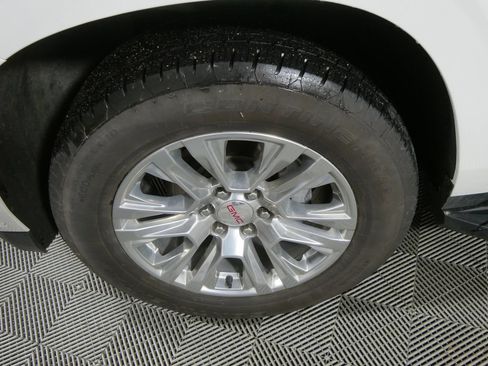 Used 2024 GMC Yukon Denali w/ Advanced Technology Package AWD/4WD image 10