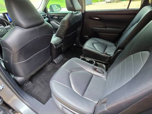 Used 2025 Toyota Highlander XLE FWD image 34