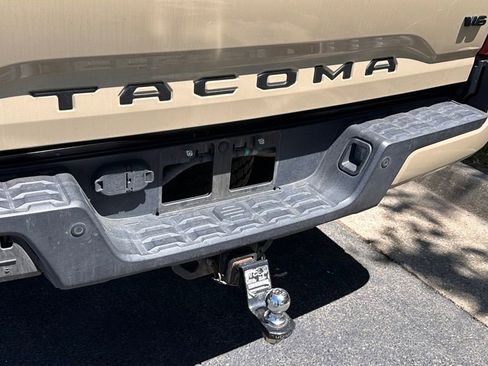 Used 2017 Toyota Tacoma TRD Off-Road w/ Premium & Technology Package AWD/4WD image 8