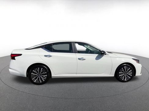 Used 2025 Nissan Altima 2.5 SV FWD image 16