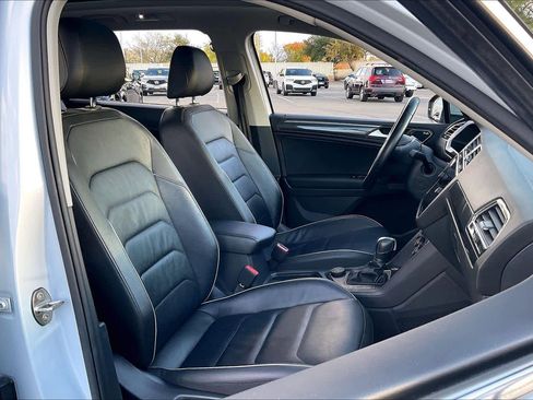 Used 2019 Volkswagen Tiguan SEL Premium w/ 3rd Row Seat Package image 10