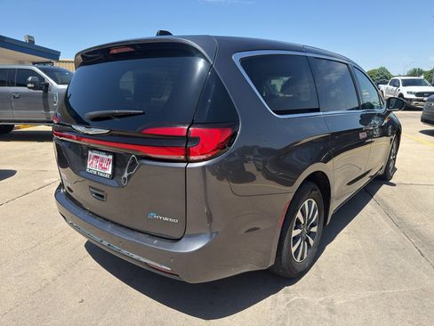 Used 2023 Chrysler Pacifica Touring-L FWD image 6