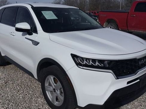 Used 2022 Kia Sorento LX image 2