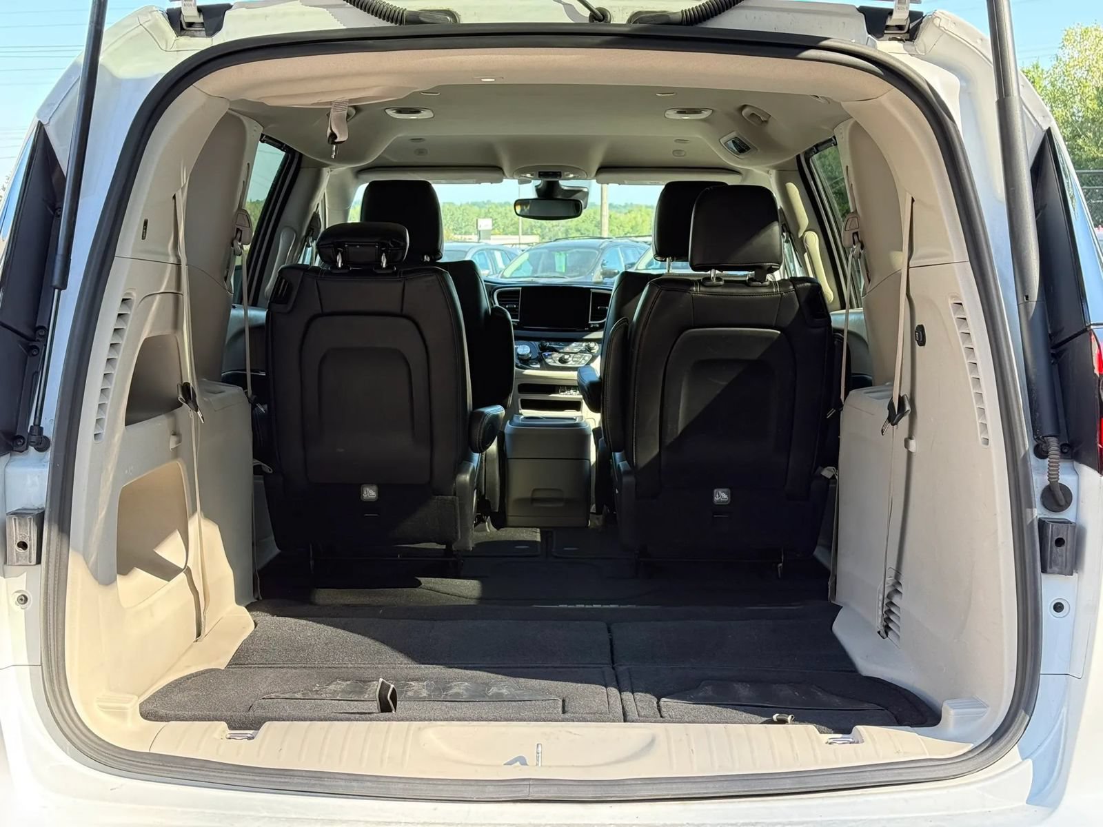 Used 2024 Chrysler Pacifica Touring-L FWD image 12