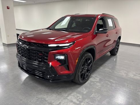 Used 2024 Chevrolet Traverse RS image 3