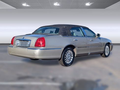 Used 2004 Lincoln Town Car Signature image 9