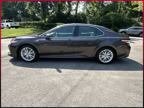 Used 2018 Toyota Camry XLE FWD image 4