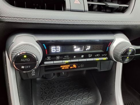 Used 2022 Toyota RAV4 LE AWD/4WD image 7