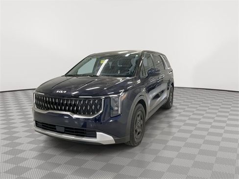 Used 2025 Kia Carnival image 4