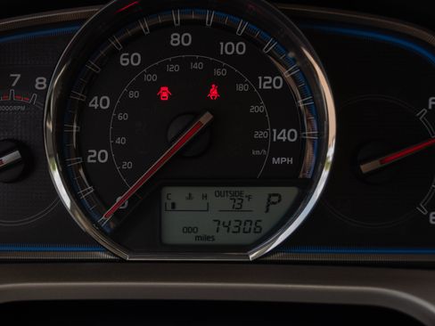 Used 2015 Toyota RAV4 Limited AWD/4WD image 3