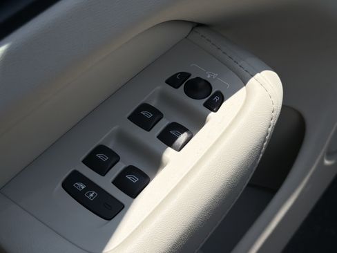 Certified 2023 Volvo XC60 B5 Plus w/ Climate Package FWD image 15