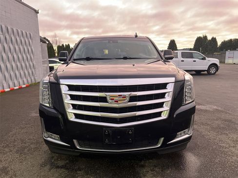 Used 2018 Cadillac Escalade Luxury image 3