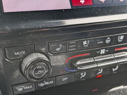 Used 2024 Jeep Grand Cherokee L Limited w/ Luxury Tech Group II image 13