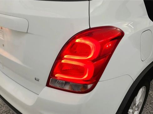 Used 2018 Chevrolet Trax LT w/ LT Convenience Package FWD image 15