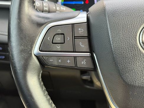 Used 2020 Toyota Highlander XLE image 24