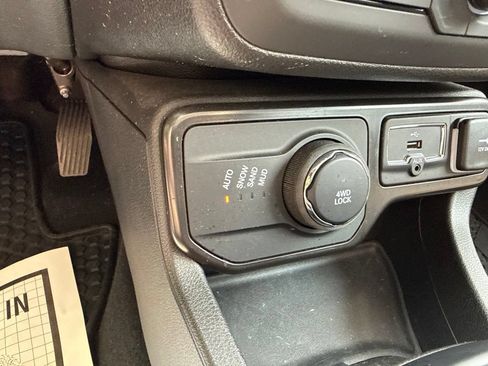 Used 2023 Jeep Renegade Latitude w/ Sun/Sound Group AWD/4WD image 28