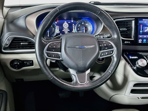 Used 2019 Chrysler Pacifica Touring-L w/ Advanced Safetytec Group FWD image 18