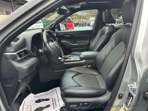 Used 2021 Toyota Highlander XSE image 6