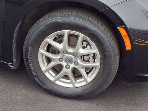 Used 2024 Chrysler Pacifica Touring-L image 25