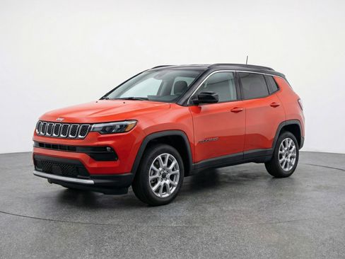 Used 2025 Jeep Compass Limited image 3