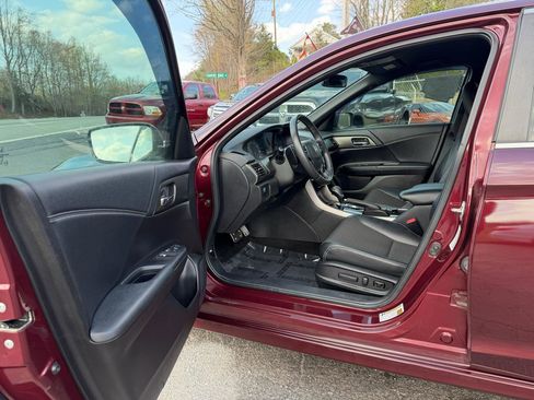 Used 2017 Honda Accord Sport image 9