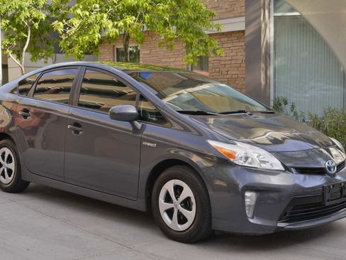 Used 2014 Toyota Prius Three image 3