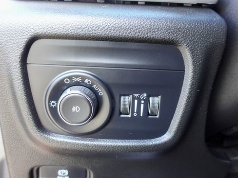 Used 2023 Jeep Grand Cherokee Limited image 16