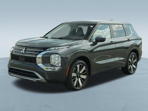 Used 2025 Mitsubishi Outlander SE FWD image 3