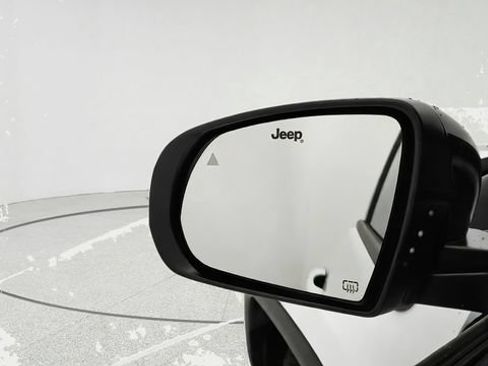 Used 2025 Jeep Compass Trailhawk AWD/4WD image 12