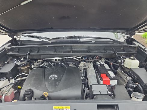 Used 2022 Toyota Highlander XLE AWD/4WD image 32