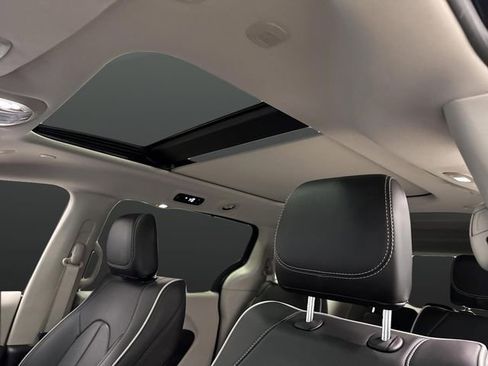 Used 2024 Chrysler Pacifica Limited w/ Trailer Tow Group image 7