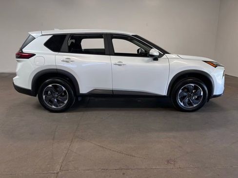 Used 2024 Nissan Rogue SV FWD image 2