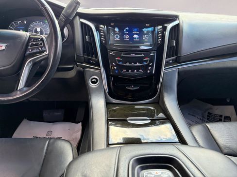 Used 2018 Cadillac Escalade ESV Platinum RWD image 11