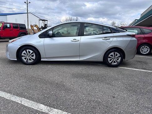 Used 2018 Toyota Prius Two 4dr Hatchback image 3