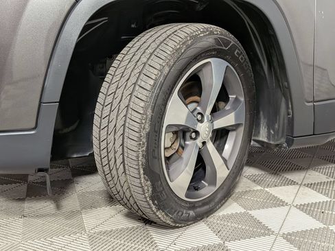 Used 2019 Jeep Cherokee Limited FWD image 10