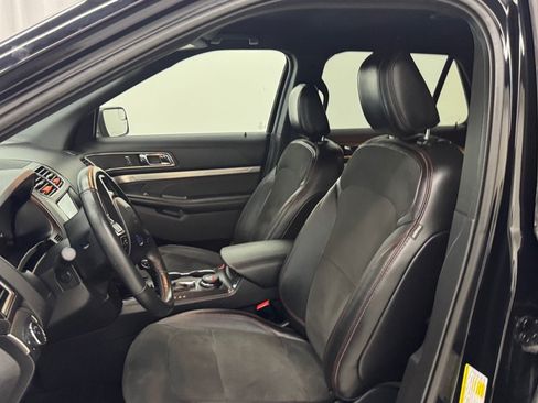 Used 2018 Ford Explorer XLT w/ Equipment Group 202A AWD/4WD image 15