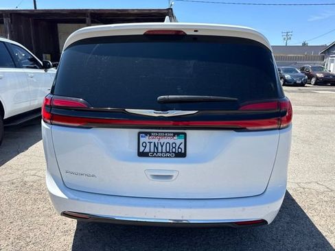 Used 2022 Chrysler Pacifica Touring-L FWD image 6